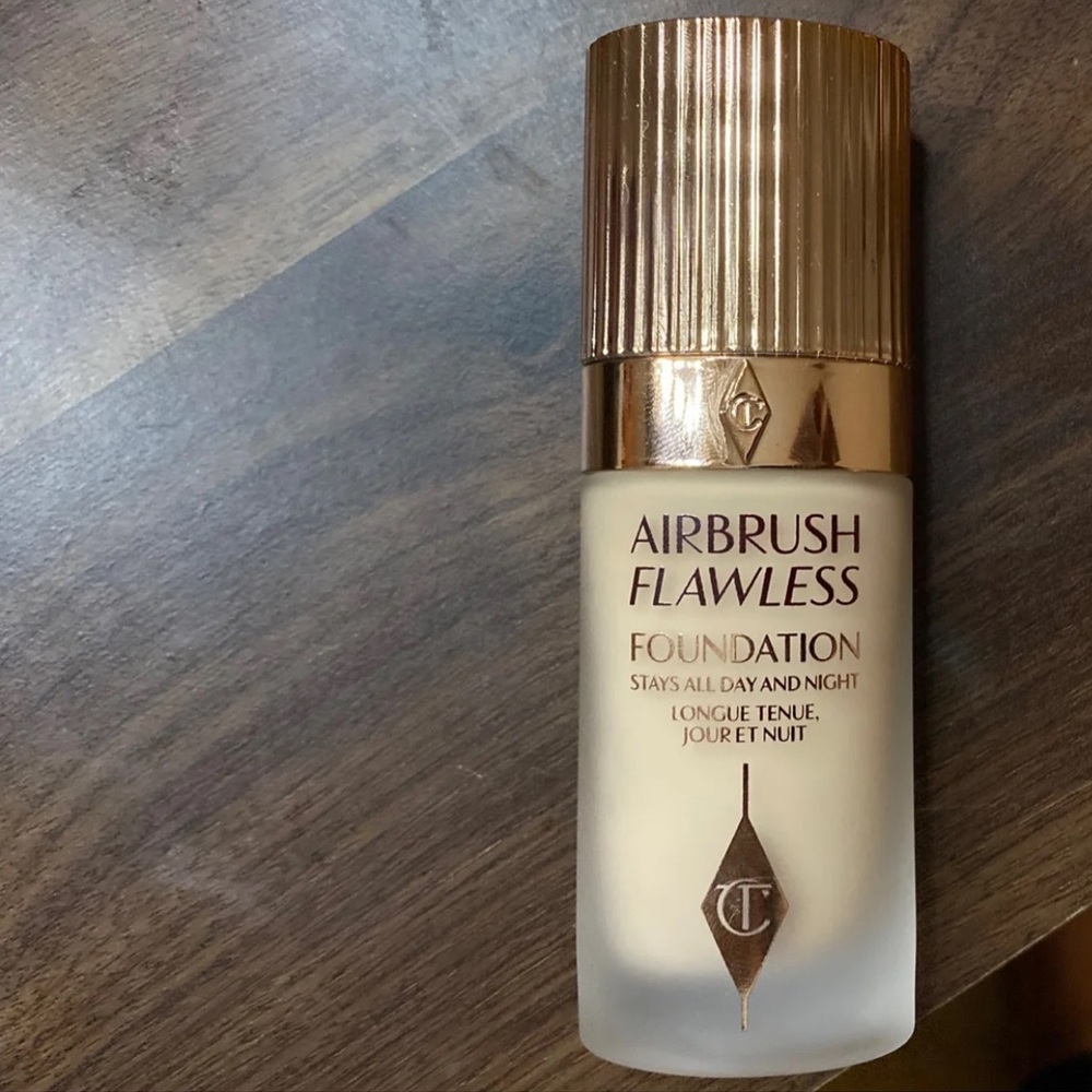 Charlotte Tilbury Airbrush Flawless 4 neutral.
